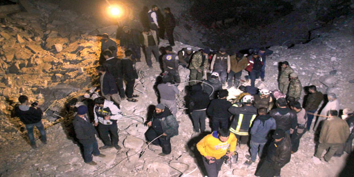  فرق الإنقاذ تنتشل القتلى من تحت الأنقاض بعد قصفٍ استهدف مسجداً بحلب
