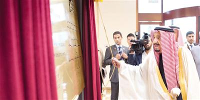 خادم الحرمين الشريفين يدشن مكتبة الملك عبدالعزيز العامة في جامعة بكين ويتسلم الدكتوراه الفخرية من الجامعة 