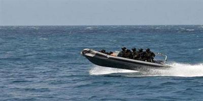 قوات التحالف البحرية تعترض ثلاثة زوارق حوثية قبالة ميناء ميدي 