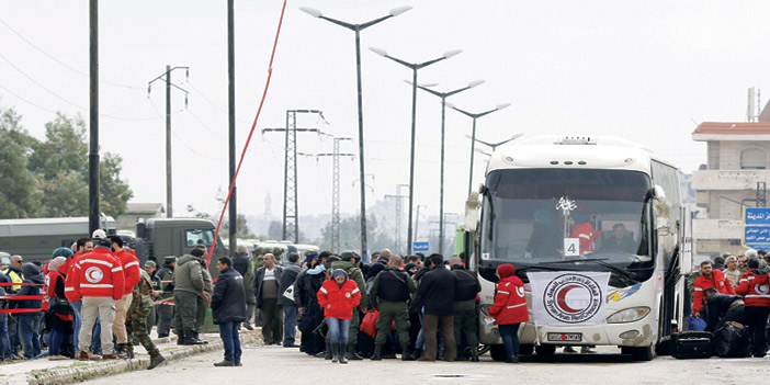  المتطوعون في الهلال الأحمر يساعدون في إجلاء النازحين من المعارضين للنظام الغاشم