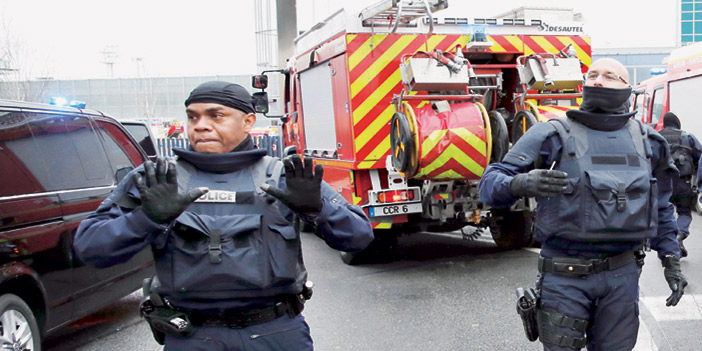  الأمن الفرنسي يحيط مطار أورلي الذي وقع فيه الاعتداء في باريس