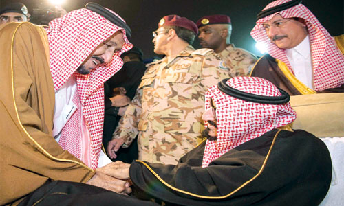  خادم الحرمين لدى وصوله الرياض مصافحا الأمير بندر بن عبدالعزيز