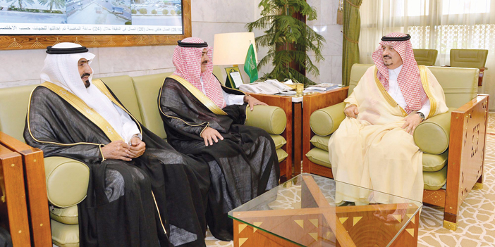   الأمير فيصل بن بندر خلال استقباله رئيس لجنة متابعة المشروعات بمجلس المنطقة