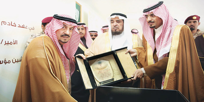  سمو أمير منطقة الرياض مع صاحب المؤسسة ورئيس مجلس إدارتها خلال تدشين المؤسسة