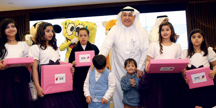   خالد البياري مع أطفال متلازمة داون وأصدقائهم بمكتبه