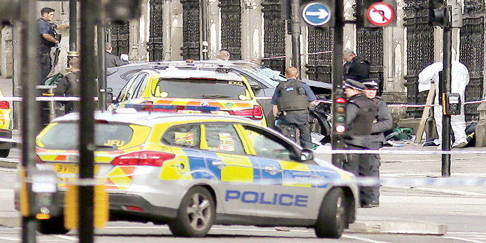  الشرطة البريطانية تطوق سيارة المهاجم بعد إعطابها إثر دهسه المارة