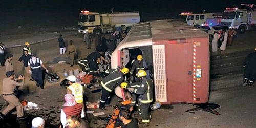 وفاة 4 وإصابة 34 معتمرًا إثر حادث على طريق تبوك - المدينة المنورة 