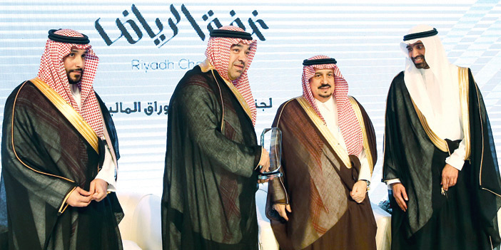  أمير منطقة الرياض يسلم تكريم STC لقطاع الأعمال