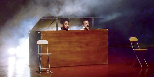  مشهد من عرض مسرحية «تشابك»