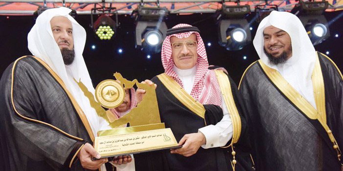  الأمير مشعل بن عبدالله يتسلم هدية تذكارية من الدكتور السند