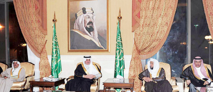  الأمير فهد بن سلطان مستقبلاً المسؤولين وقضاة المحاكم والأهالي