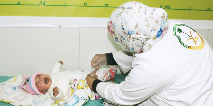 العيادات السعودية تقدِّم اللقاحات لـ(107) أطفال من أبناء الأشقاء السوريين 