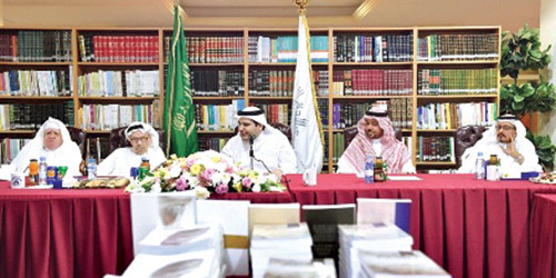  وزير الثقافة والإعلام خلال اجتماعه الأول بالأدباء في جدة