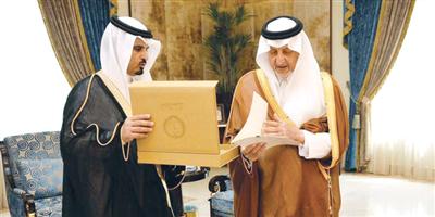 أمير منطقة مكة المكرمة يتسلّم التقرير الإحصائي لمكافحة المخدرات 
