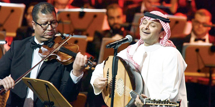  عبدالمجيد عبدالله يغني على العود بمرافقة العازف محمد سرور