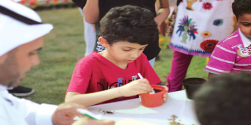 زوار مهرجان «ربيع الرياض» يشاركون في دعم التشجير 