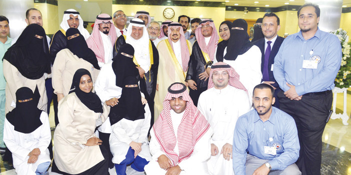   أمير منطقة الرياض خلال زيارته مركز الملك سلمان الاجتماعي وافتتاحه المستشفى