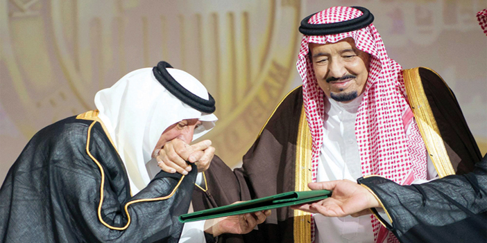  خادم الحرمين يتسلم جائزة الملك فيصل العالمية لخدمة الإسلام والأمير خالد الفيصل مقبلاً يده الكريمة