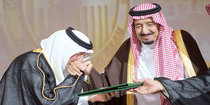  خادم الحرمين يتسلم من الأمير خالد الفيصل جائزة الملك فيصل العالمية لخدمة الإسلام