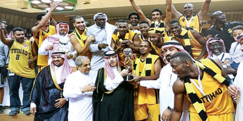  الأمير محمد يتوج الاتحاديين بكأس البطولة