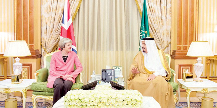  خادم الحرمين الشريفين خلال جلسة المباحثات مع رئيسة وزراء بريطانيا