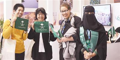 سيدة سعودية تلفت أنظار الزوار لجناح المملكة بمعرض برلين الدولي للسياحة 