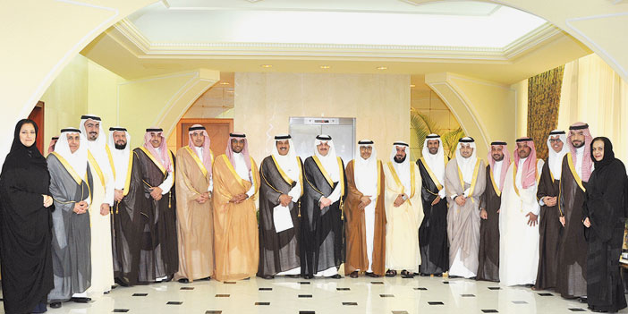  الأمير سعود بن نايف يتسلم نسخة من التقرير السنوي للغرفة