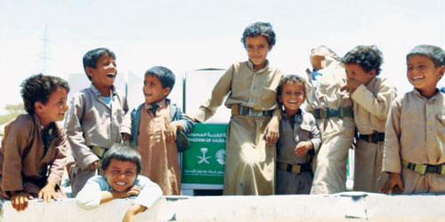 مركز الملك سلمان للإغاثة يوزِّع سلالاً غذائية في مديرية نهم بمحافظة صنعاء 