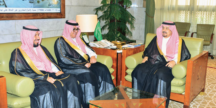  الأمير فيصل بن بندر خلال استقباله رئيس لجنة التنمية الاجتماعية الأهلية بعرقة