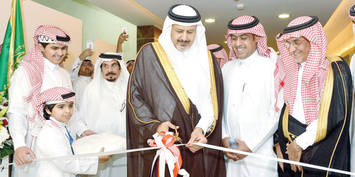  الأمير فيصل بن محمد يقص الشريط إيذاناً بافتتاح المعرض