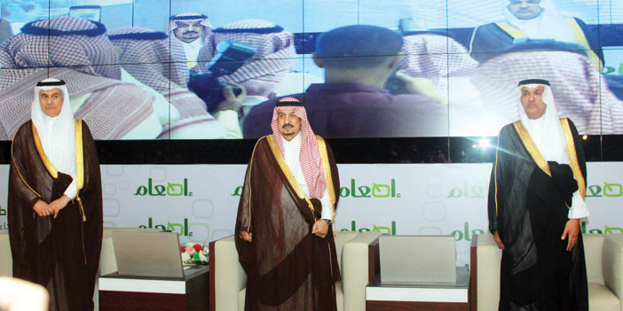  الأمير فيصل بن بندر خلال رعايته المؤتمر