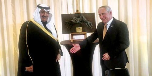  الأمير فيصل بن عبدالله خلال تسلمه الجائزة