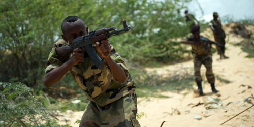 الجيش الصومالي ينقذ 9 من أفراد طاقم هندي احتجزهم القراصنة كرهائن 