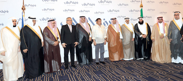  الرئيس الفلبيني وسط مجموعة من رجال الأعمال السعوديين