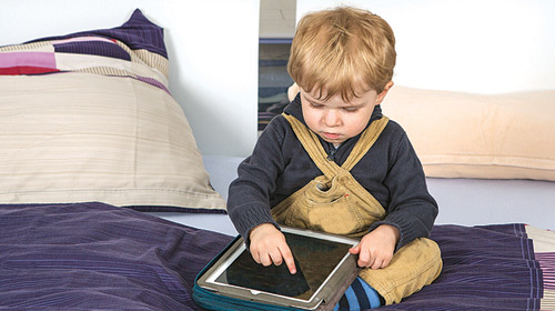 الأطفال الذين يمضون وقتاً على الهواتف الذكية يميلون إلى النوم لفترة أقل 
