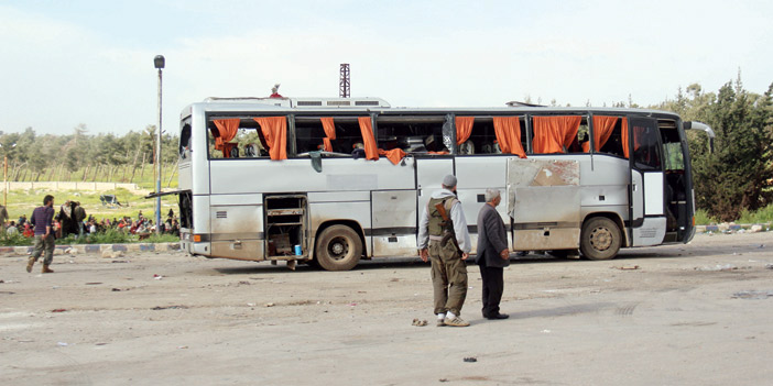  إحدى الحافلات التي تضررت من الهجوم الانتحاري خلال عملية الإجلاء