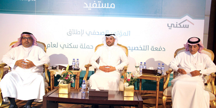  وكيل وزارة الإسكان الأمير سعود بن طلال ومدير عام الصندوق العقاري د. طلعت خلال المؤتمر الصحفي