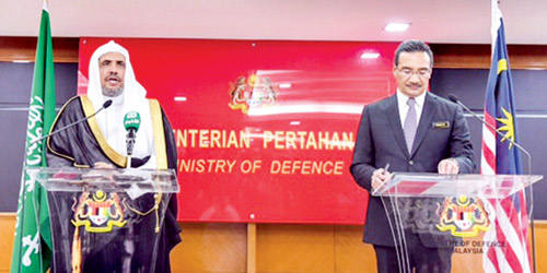  وزير الدفاع الماليزي وأمين عام رابطة العالم الإسلامي خلال المؤتمر