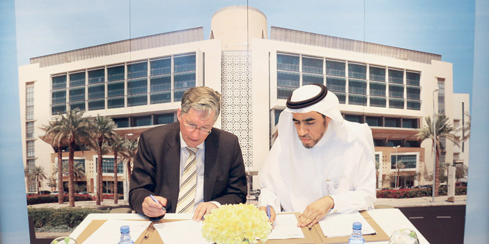  توقيع الاتفاقية بين د. أحمد أبو عباة والسيد هارم ديرسن