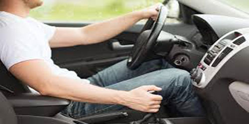 الجلوس في السيارة لفترات طويلة يسبب «جلطة الساق» 