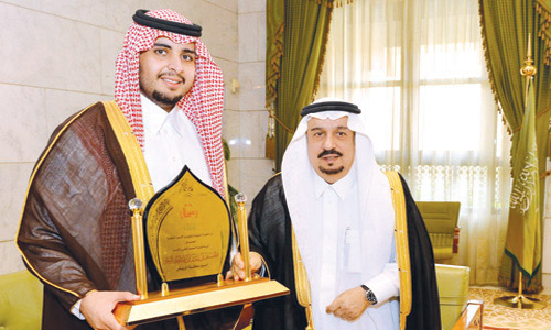  أمير منطقة الرياض خلال استقباله الأمير فيصل بن عبدالرحمن