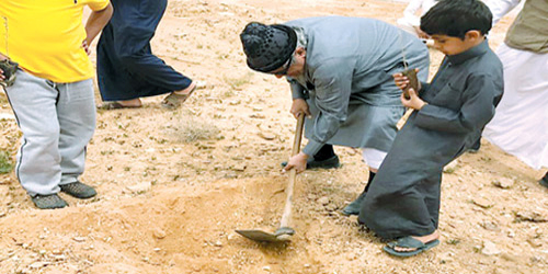  أحد أفراد أسرة آل حسين يقوم بالحفر للشتلات