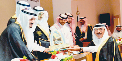   الأمير فيصل بن بندر خلال تسليمه الجائزة  للبليهيد