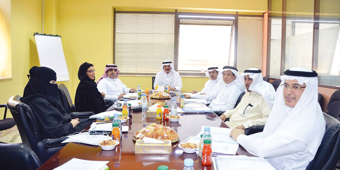  رئيس هيئة الصحفيين السعوديين الأستاذ خالد المالك خلال الاجتماع