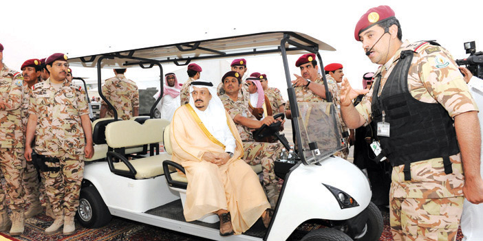  الأمير فيصل بن بندر خلال زيارته لقيادة قوات الأمن الخاصة
