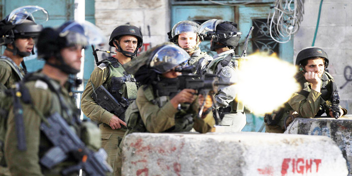  جنود الاحتلال الصهيوني يطلقون النار على الفلسطينيين العزل