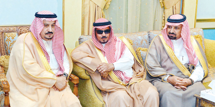 الأمير فيصل بن بندر معزياً أسرة الشهيد فيصل السبيعي