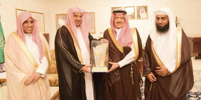  الأمير مشعل يتلقى هدية تذكارية من الهليل