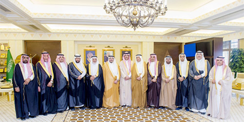  الأمير فيصل ومحافظ النبهانية وأعضاء لجنة الأهالي