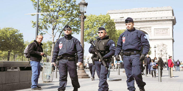  تشديدات أمنية يشهدها موقع الجريمة بباريس